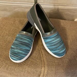 Ladies LANDS’ END Slip-on Memory Foam shoes Size 8.5B NWT